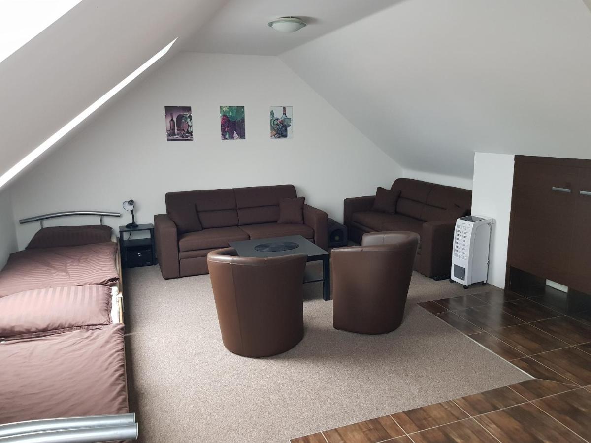 Sklep U Cejku Villa Mutenice Bagian luar foto