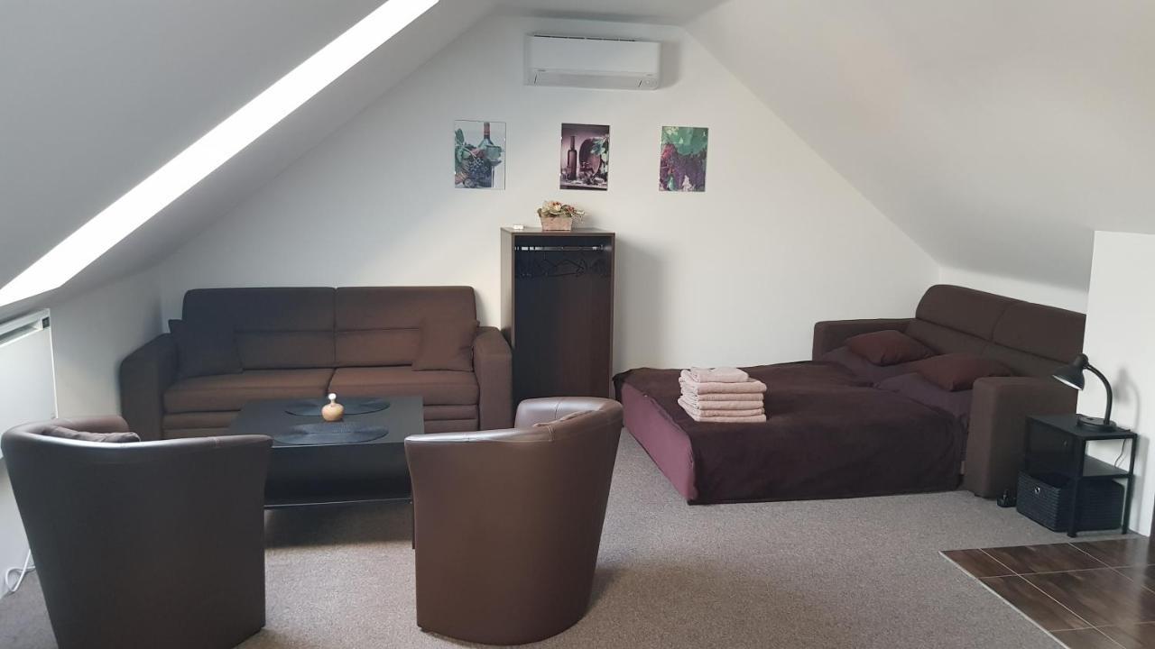 Sklep U Cejku Villa Mutenice Bagian luar foto